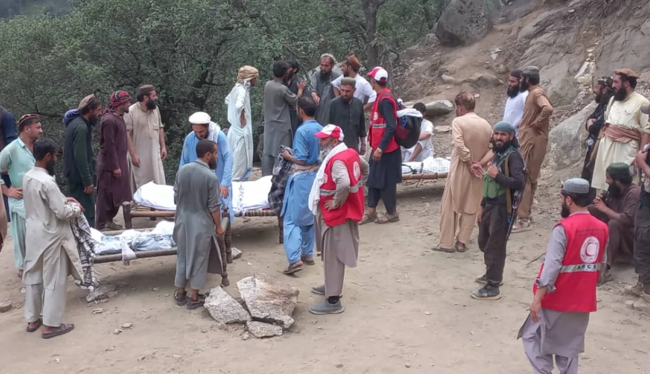 Afghan Red Crescent and local responders assisting people in a mountainous area